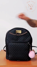 Mochila Feminina Fashion em Courino com Chaveiro Pompom