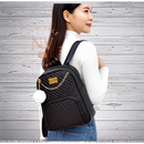 Mochila Feminina Fashion em Courino com Chaveiro Pompom